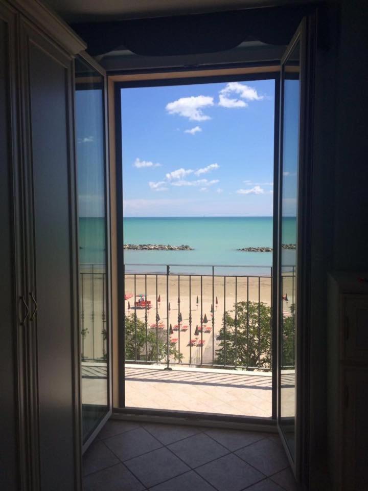 Hotel Capital Cupra Marittima Buitenkant foto