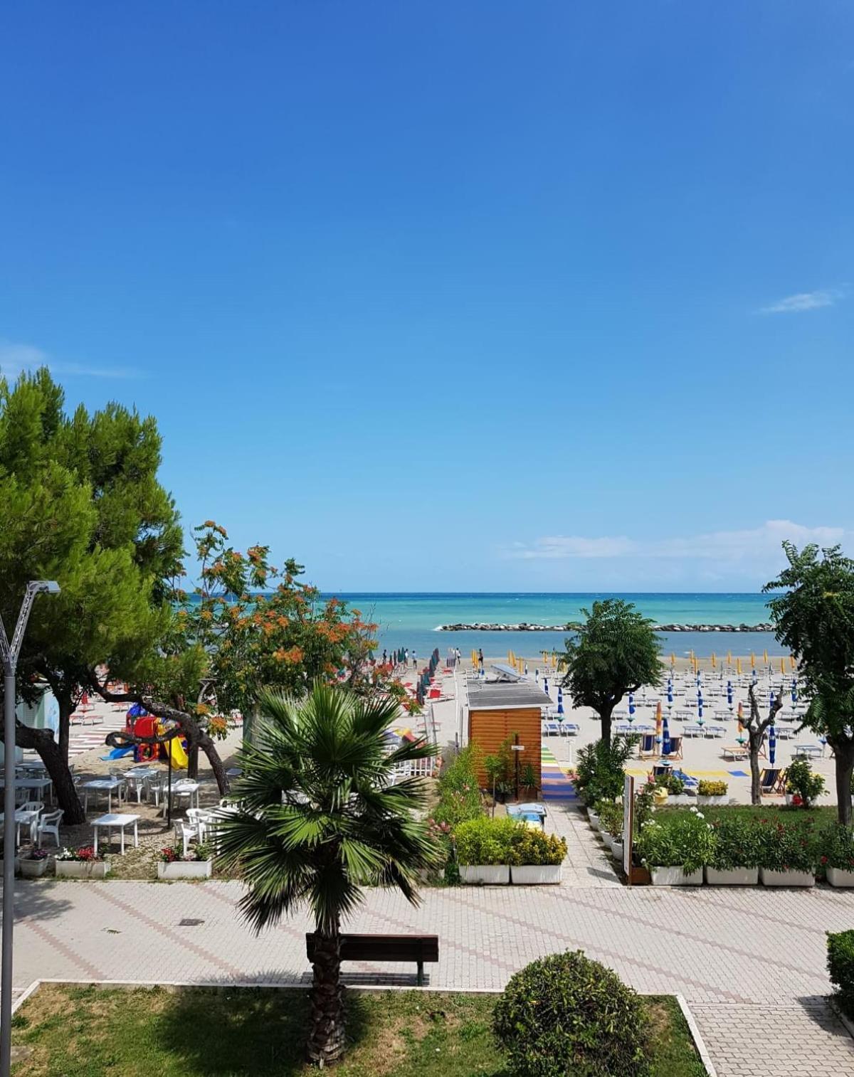 Hotel Capital Cupra Marittima Buitenkant foto