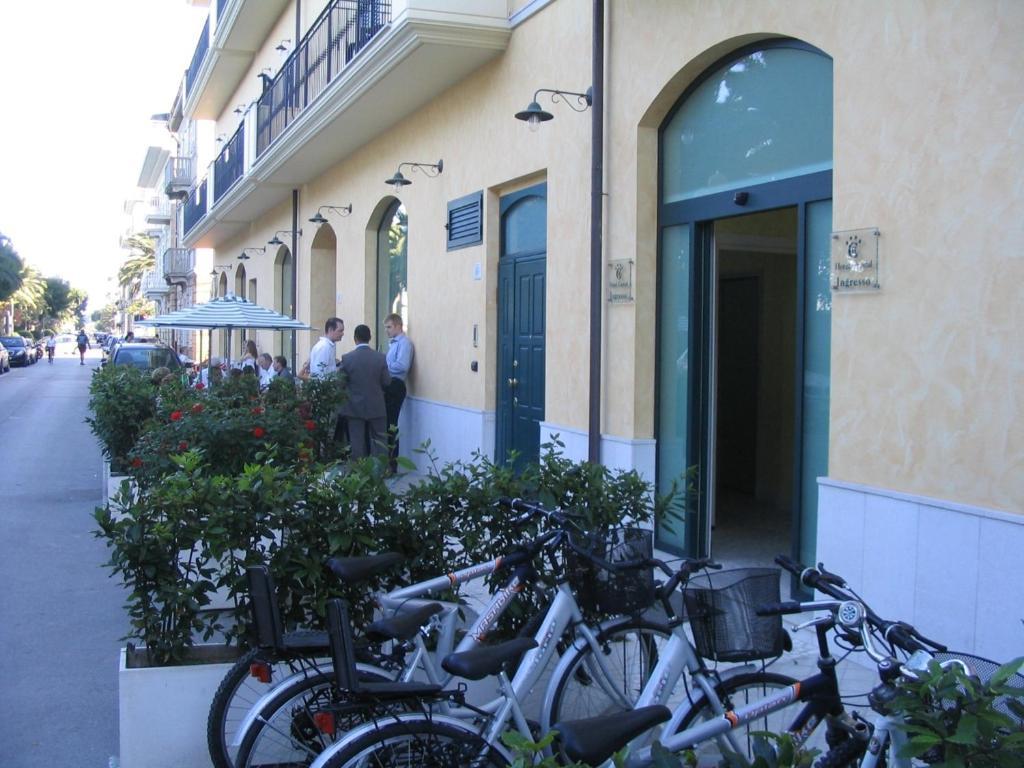 Hotel Capital Cupra Marittima Buitenkant foto