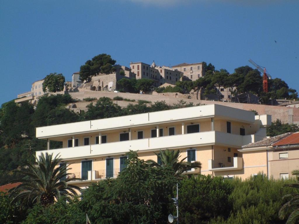 Hotel Capital Cupra Marittima Buitenkant foto