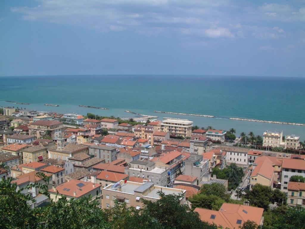 Hotel Capital Cupra Marittima Buitenkant foto