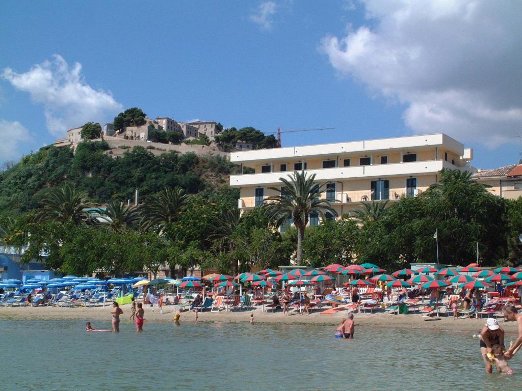 Hotel Capital Cupra Marittima Buitenkant foto