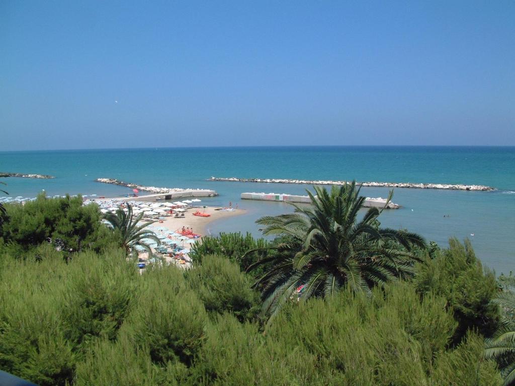 Hotel Capital Cupra Marittima Buitenkant foto