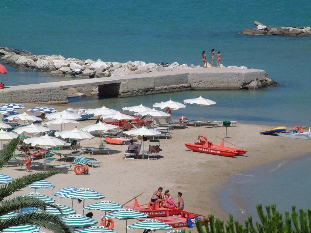 Hotel Capital Cupra Marittima Buitenkant foto