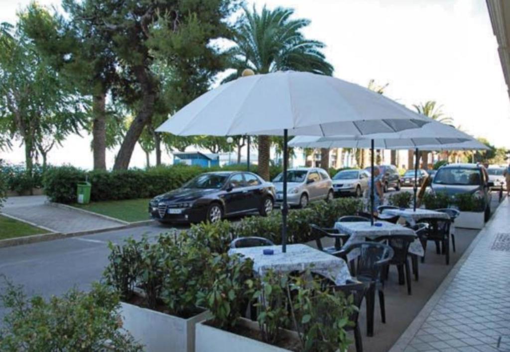 Hotel Capital Cupra Marittima Buitenkant foto