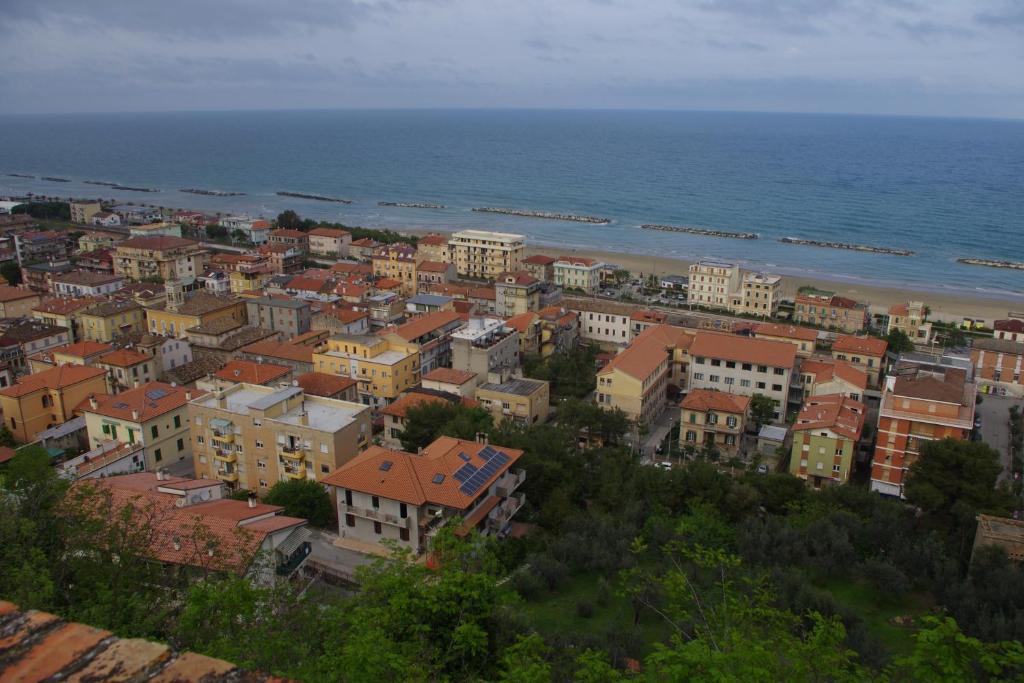Hotel Capital Cupra Marittima Buitenkant foto
